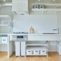 キッチン 組み合わせキッチンは壁付けでダイニングの広さを確保しております。使い勝手を意識した可動棚の数々がオシャレ。キッチン下も広めのスペースを確保しており、家具を組み合わせたりして、より使いやすいキッチンへ。