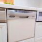 キッチン 食器洗浄乾燥機が搭載されたキッチン。家族分の食器が一度に洗える大型サイズで、家事の時短になりますね。