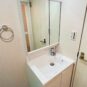 内装 洗いやすいシャワー水栓の洗面台。収納部分が鏡で隠れており生活感を消せます。