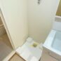 内装 洗濯機置き場はお風呂側に。防水パンも備わっております。ご入居後すぐに設置が可能ですね。