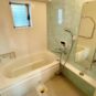 風呂 青タイルで爽やかな印象のバスルームです。窓が備わり換気がしやすく、カビの予防に効果的となります。