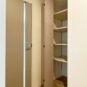 内装 可動棚となった廊下収納。高さ調整が出来るので収納するモノに合わせてカスタマイズが可能。掃除用具や書類や季節ものなど、収納場所に困る物もスッキリ。
