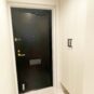 玄関 ブラックとホワイトのコントラストが美しい玄関。玄関フロアは、土や砂利などの掃除がしやすい、大理石調となっております。