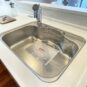 キッチン 広々としたシンクで大きな鍋も洗いやすくなっております。浄水器搭載型で、飲み水としても◎。