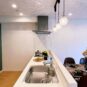 キッチン 調理スペースも広々と確保。照明がまた雰囲気作りに一役買っています。天井に反射する光が水面の様で、静観とした印象を受けます。