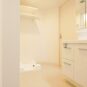 内装 洗面室は2WAYで家事がしやすくなっております。また、リネン収納棚なども置ける、余裕のある広さがあります。