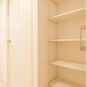 内装 廊下収納は可動棚となっており高さ調整が可能です。扇風機などの季節物や、掃除機などの大きな物、収納場所に困る物も収納出来ますね。