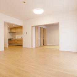 隣の和洋室と繋げて使用すれば、約27.6帖の大空間が完成します。居間