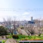 高台に立地しており眺望が良好です。2階からは富士山も見えますよ。低地には幼稚園や公園があり、穏やかな雰囲気のある環境です。