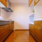キッチン 独立性のあるキッチンです。食品やゴミの匂いがリビングに行きにくいです。カップボードはカウンターも兼ねており、調理中にも便利なスペースです。