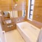 風呂 ユニットバスと浴室乾燥機を交換済み。高級感あふれるデザインのバスルームに。窓付きのため換気もしやすくカビ予防も簡単に出来ちゃいます。