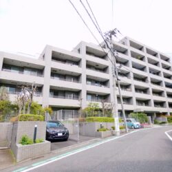 永山駅まで徒歩９分の好立地に建っております。周辺地域は、落ち着きのある戸建群が広がり、暮らしやすいかと思います。新耐震基準適合の築２５年マンションです。外観