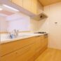 キッチン 独立性と開放性、両方の良い所取りが出来ている、そんなキッチンです。2550サイズのワイドなキッチンで調理スペースも十分確保できています。
