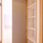 玄関 廊下には可動棚収納が設けられております。日用品のストックやお掃除用品がスッキリと片付きそうですね。収納するモノの高さに合わせて調整可能な、使いやすい収納棚となっています。