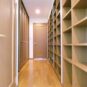 内装 様々な物が収納できそうなウォークスルークローゼット。片面は大容量の本棚で覆われており、読書好きには堪らない憧れの空間。棚に収まる収納ボックスなどを用いれば、細分化された収納にもなりそうですね。
