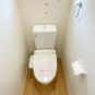 内装 【1階トイレ】よく利用する1階トイレ、窓が備わり換気がしやすく、清潔感がある空間を維持できます。