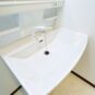 《シャワー洗面台》蛇口が伸びるシャワー水栓タイプ。ボウルのお掃除がしやすく、綺麗に使用し続けられます。