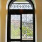 内装 ２階廊下の窓。可愛らしいオシャレなデザインの装飾です。飾り棚としても利用できますね。