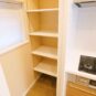 【キッチンパントリー】食品庫としても、リネン収納としても、リビング収納としても、汎用性が高い収納です。可動棚で高さ調整が出来る点も魅力的。