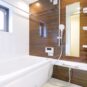 風呂 マンションでは珍しい窓付きのバスルーム。洗剤置き場も充実しており、綺麗に使い続けられそうです。