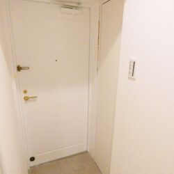 コンパクトで省スペースな玄関スペースとなります。玄関収納はスッキリとしており履き物が取りやすいです。玄関