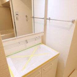 【三面鏡洗面台】収納部分が三面鏡裏にあり、小物が増えがちな洗面台ですが、生活感が隠せます。