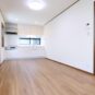 居間 約11.25帖のLDK。長方形タイプのLDKで動線を確保しながら家具配置がしやすいです。窓が多く明るいリビングとなっております。