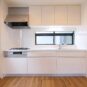 キッチン システムキッチンは新規交換済みです。オフホワイトを基調としており、落ち着きと清潔感のあるキッチンに。