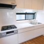 キッチン 調理スペースが広々としております。窓が備わったキッチンで簡単に換気も出来ますね。臭いが籠らず快適なリビングを維持できます。