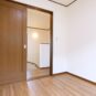 子供部屋 【洋室4.22帖・中央】コンパクトなお部屋のため、扉はスペースと取らない工夫を。その分お部屋を広く使えます。
