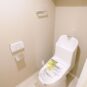 内装 多機能なトイレ。内装のトーンダウンがされており落ち着く空間が広がっております。トイレ上には収納棚もあり、生活感が隠せるトイレになっております。