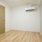 寝室 【洋室1】エアコン付きのお部屋です。共用廊下と面しており通風が良好です。約6帖と使いやすい広さをしております。